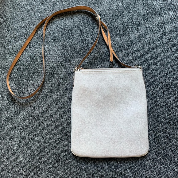GUESS🌟 small crossbody bag - Picture 2 of 6
